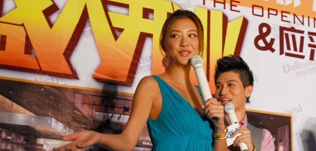 元素|应采儿的衣品不服不行，穿V领裙领子开到腰，二八分的比例挺标致