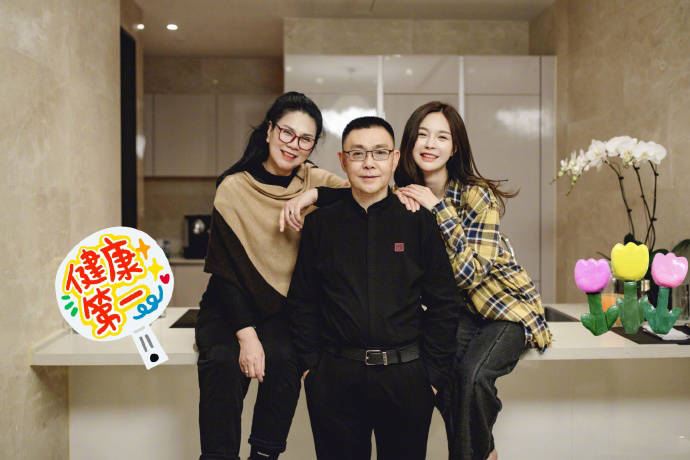 时间|沈梦辰为父亲庆生，配文：爸爸生日快乐，身体健康，平安喜乐！