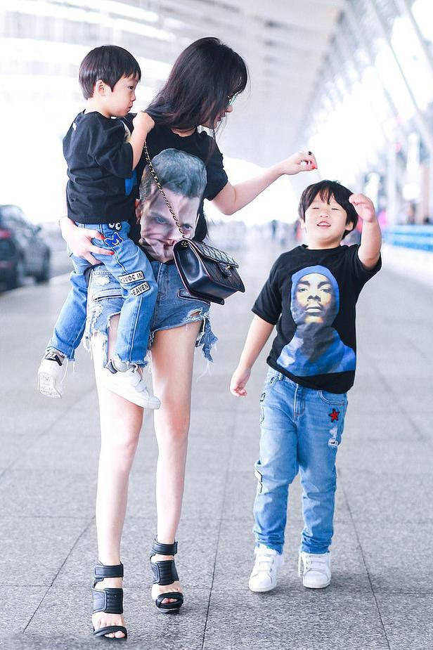 冉莹颖|冉莹颖真是拼,穿12厘米高跟还单手抱娃,搭T恤牛仔短裤仍显年轻!