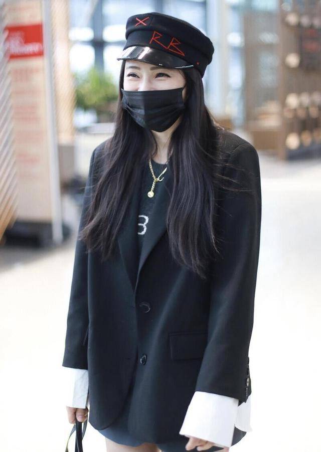 设计|伊能静的“少女感”太强,西装配半身裙简约利落,甜美温柔真有范