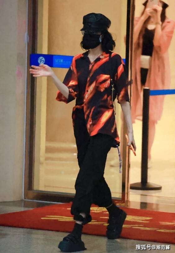 配饰|初秋衬衫多种打开方式，跟风迪丽热巴的绝绝子慵懒舒适穿搭