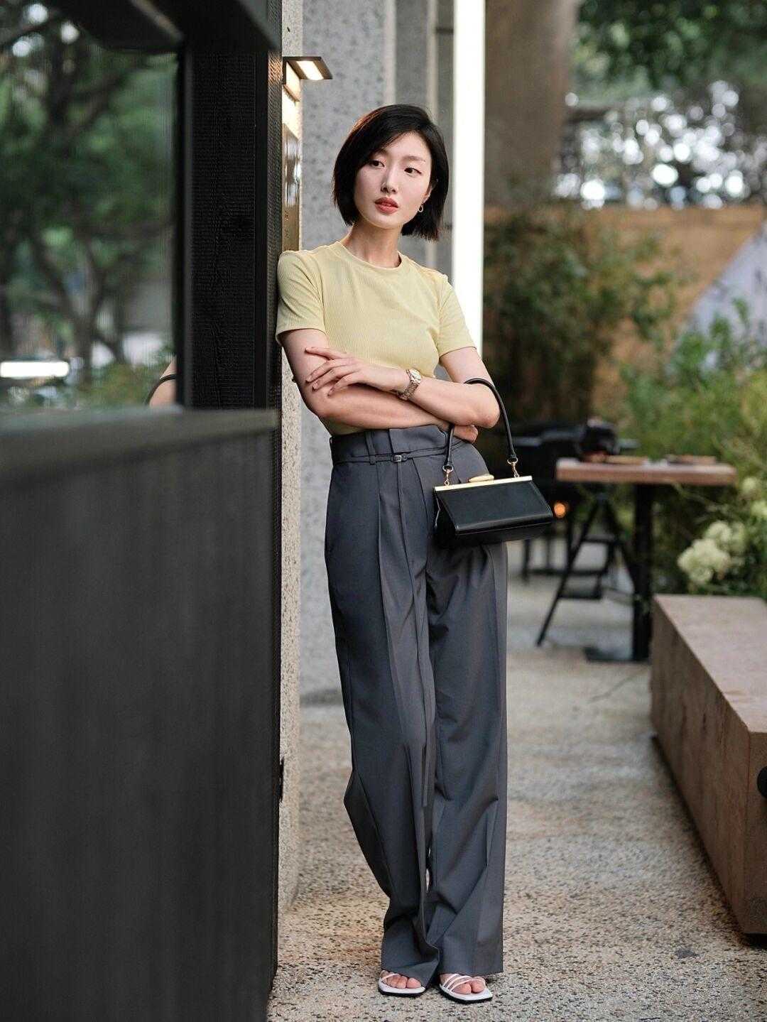 高跟鞋|小个子女生就该这样穿，短袖T恤搭配高腰阔腿裤，显高还显瘦