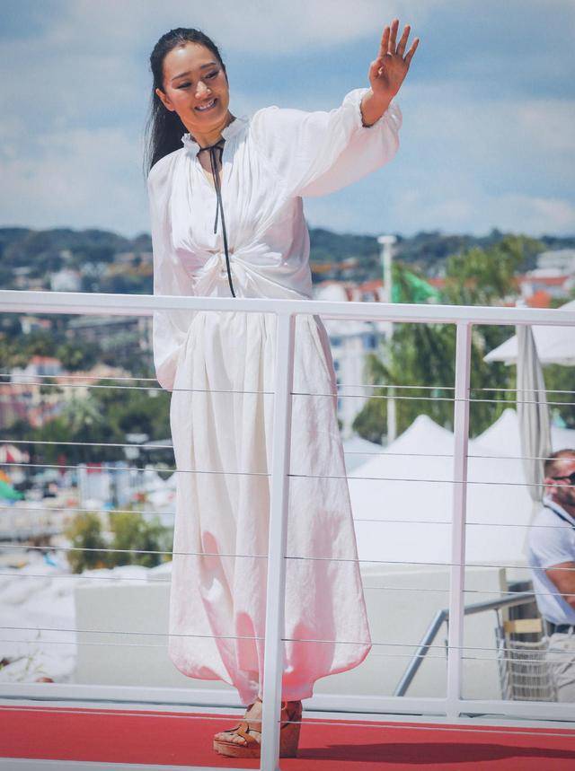 活动|又被巩俐的“女王范”惊艳,一袭黑色连衣裙优雅高贵,气场开挂