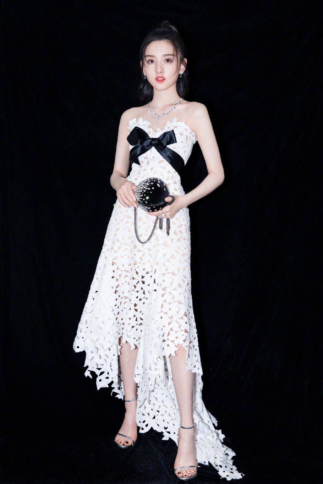 大小姐|宋祖儿：白色连衣裙拟大小姐造型，复古甜美范儿，领口绣花很个性