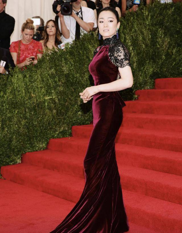 活动|又被巩俐的“女王范”惊艳，一袭黑色连衣裙优雅高贵，气场开挂