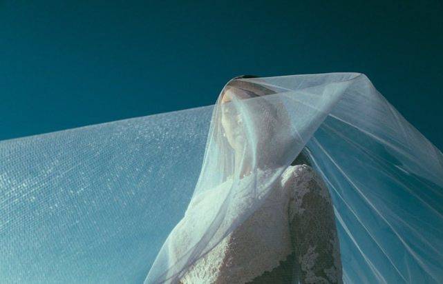 卡戴珊|金卡戴珊穿婚纱亮相坎爷演唱会!头纱好梦幻,仙气十足好浪漫啊