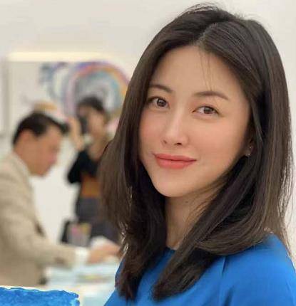 手部|朱珠画画打发孕期生活，近照曝光真实孕后状态，颈纹明显手起死皮