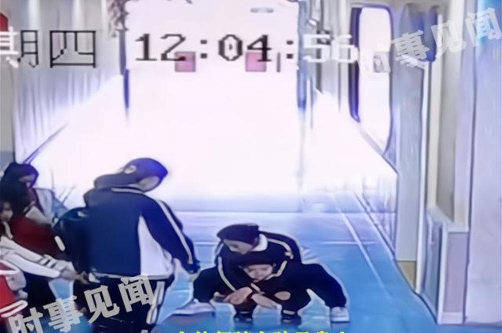 厕所|山东一幼师骑在孩子身上，在厕所盲区体罚学生，如今老师不知所踪