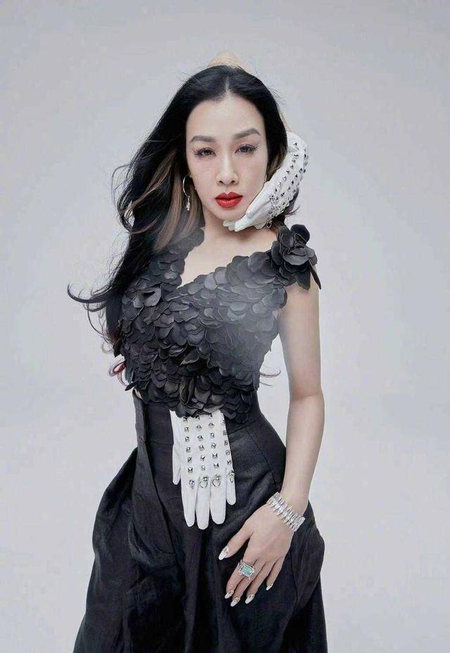 女神|钟丽缇人美又敢穿,一袭白色连衣裙高级精致,时髦利落太有范儿