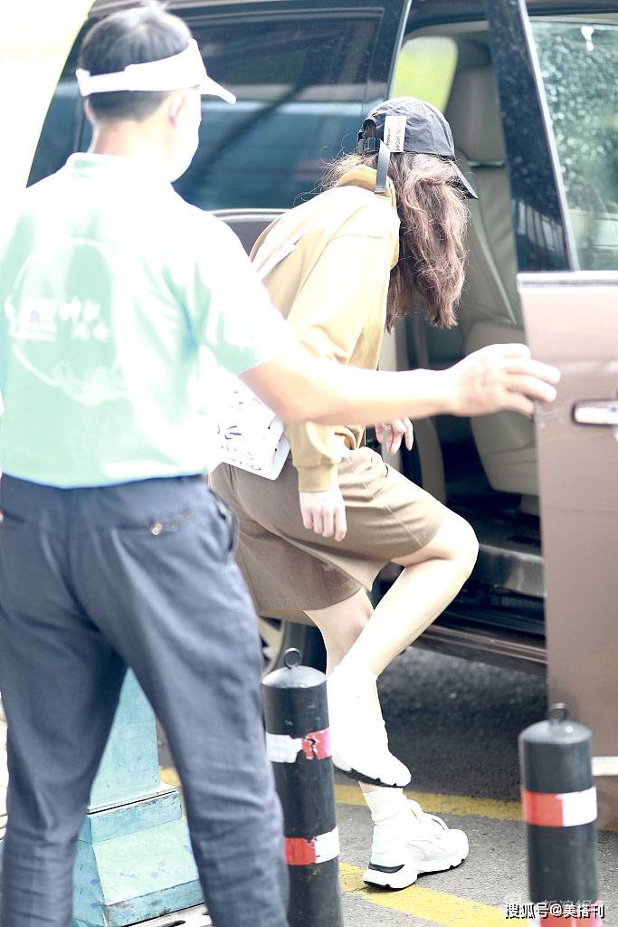 感觉|刘诗诗罕见露面，姜黄色卫衣搭西装短裤，网友：姬圈大佬的既视感