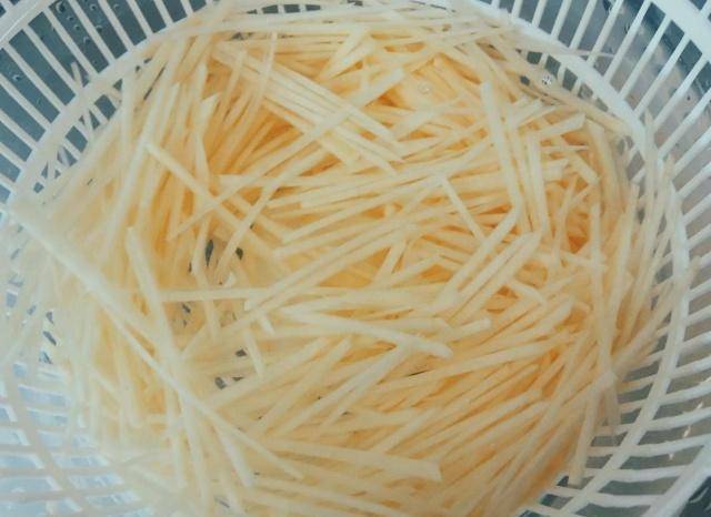 酸辣土豆丝家常做法不粘手 05851bbb1121439c96d75e507b88a8ca.jpeg