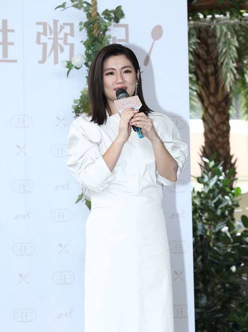 任家萱|Selina罕见携妈站台，妈妈穿郭晶晶同款99块飞跃，高调支持国货！