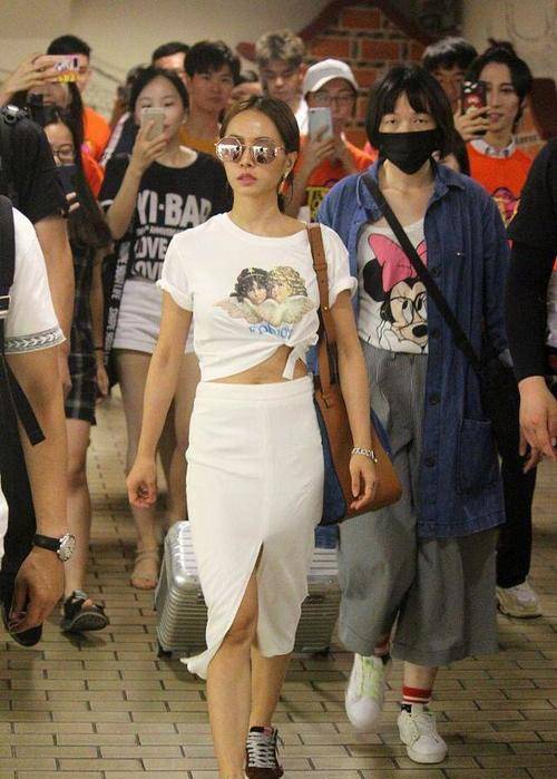 结果|蔡依林为了美穿一双粉色靴子，看着却像打底裤，网友：太尴尬了