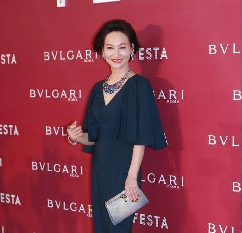 样式|惠英红美得不张扬，穿低调色礼服气质温婉，戴“大片”项链更吸睛