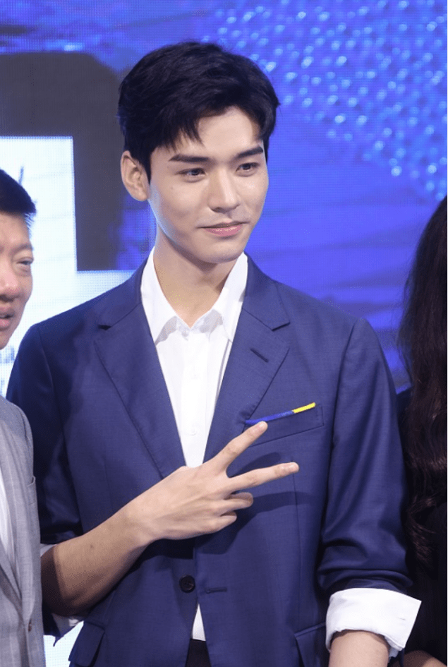 高让|龚俊真拥有一张好皮囊,穿西装侧颜太迷人,身材又瘦又高让人心动