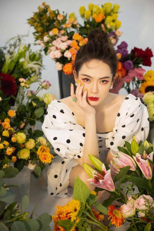 戚薇|戚薇不愧是“浓颜系”女神，猫眼妆魅惑深邃，丸子头造型又甜又A