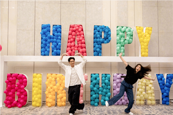 卫衣|张智霖过50岁真有福气！众女神包围惹人羡，他穿卫衣少年感大爆棚