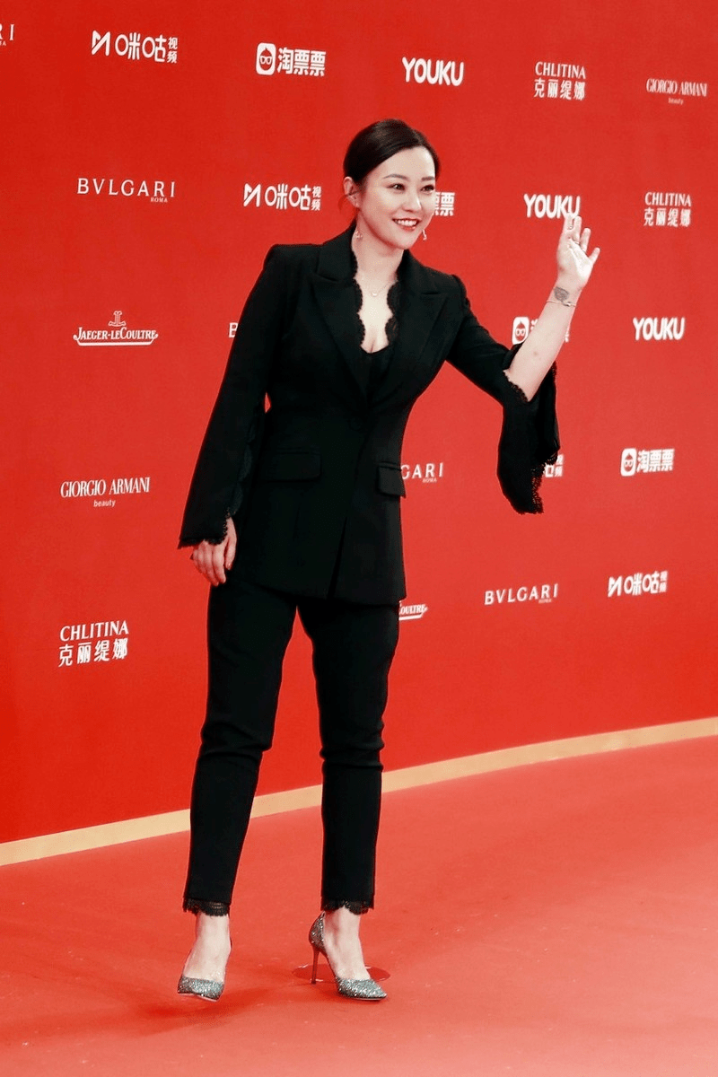 身材|郝蕾是阿姨圈顶流！印花衬衫搭半身裙高级洋气，她掌握了穿搭密码