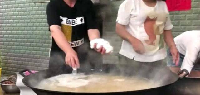 什么|河南农村酒席早餐吃什么，一次煮一锅，端上桌全村人闻着香味来吃