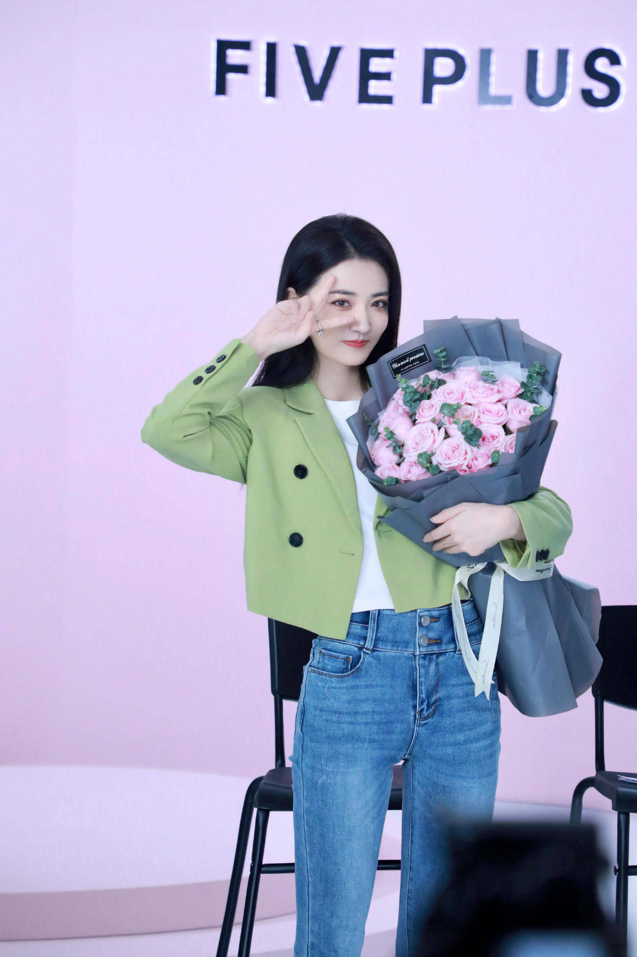 米黄色|徐璐的机场穿搭真亮眼,一件米黄色西服搭配白色短裤,秀出大长腿