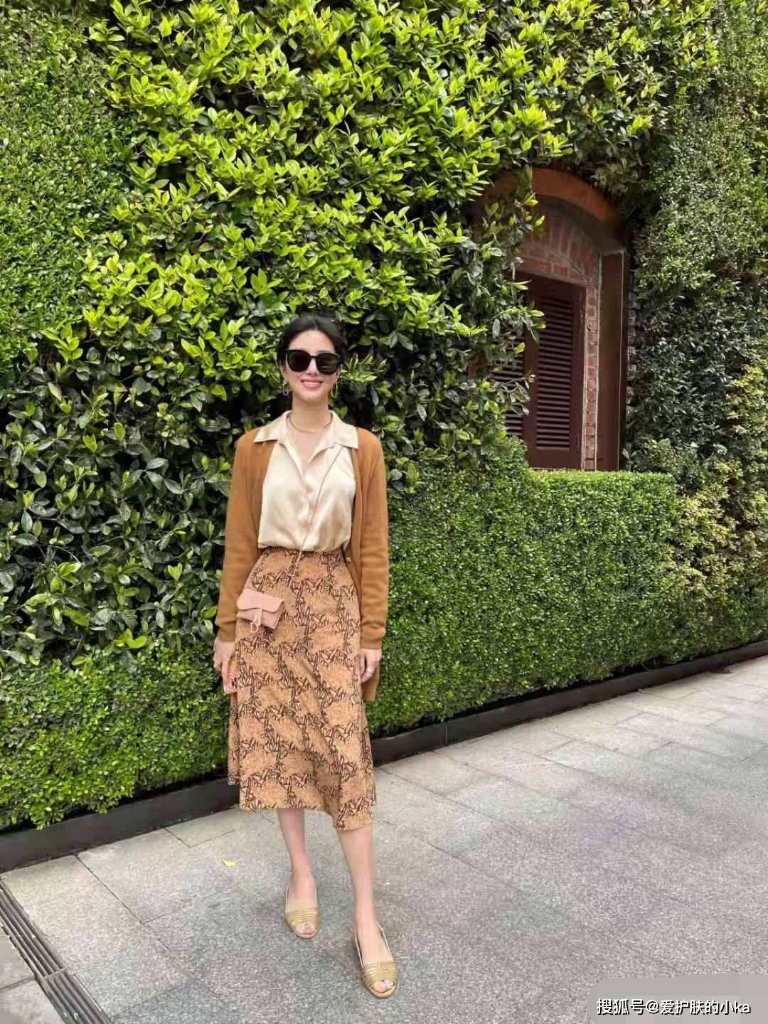 颜色|28岁阔太杨采钰气质真的好，穿连体裤似旗袍，复古风也要配Dior