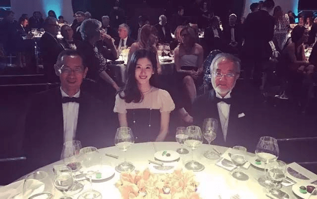 手机|章泽天罕见陪丈夫豪门应酬，居家打扮只顾看手机，似爸爸带着女儿？