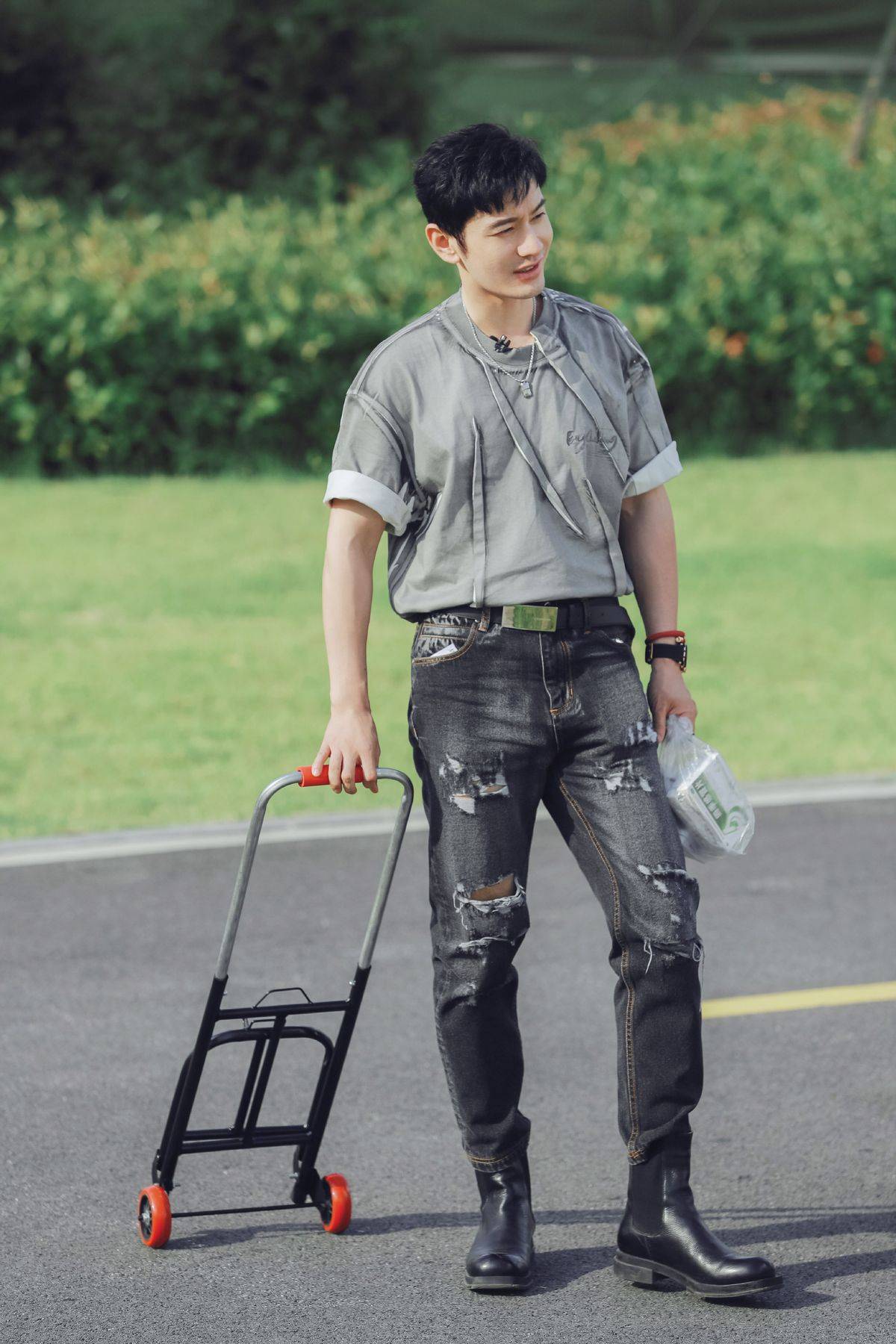 身材|44岁黄晓明不再“油腻”，运动裤造型青春潮流，这简直是搭配模板