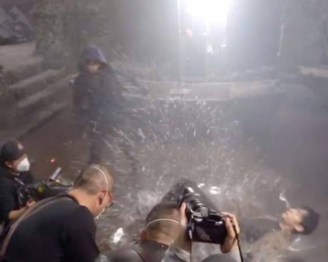 角色|太敬业！某知名男星拍戏狂摔臭水沟，连喝几口后心态乐观还点赞？