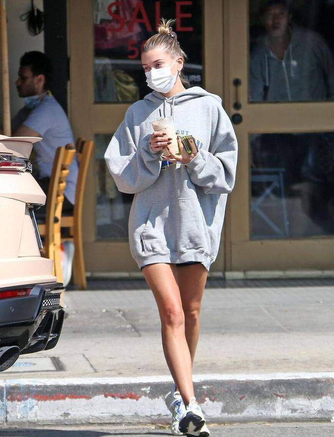 海莉穿搭look:休闲灰色帽衫而且对于同样是选择了展露长腿优势的热裤