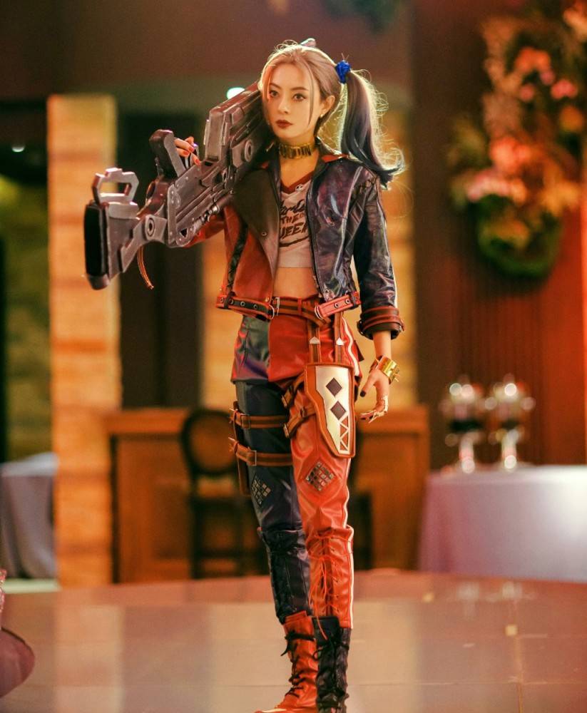 皮夹克|孙俪新剧“豁”出去了,38岁扮小丑女腰细腿长,染彩发像漫画少女