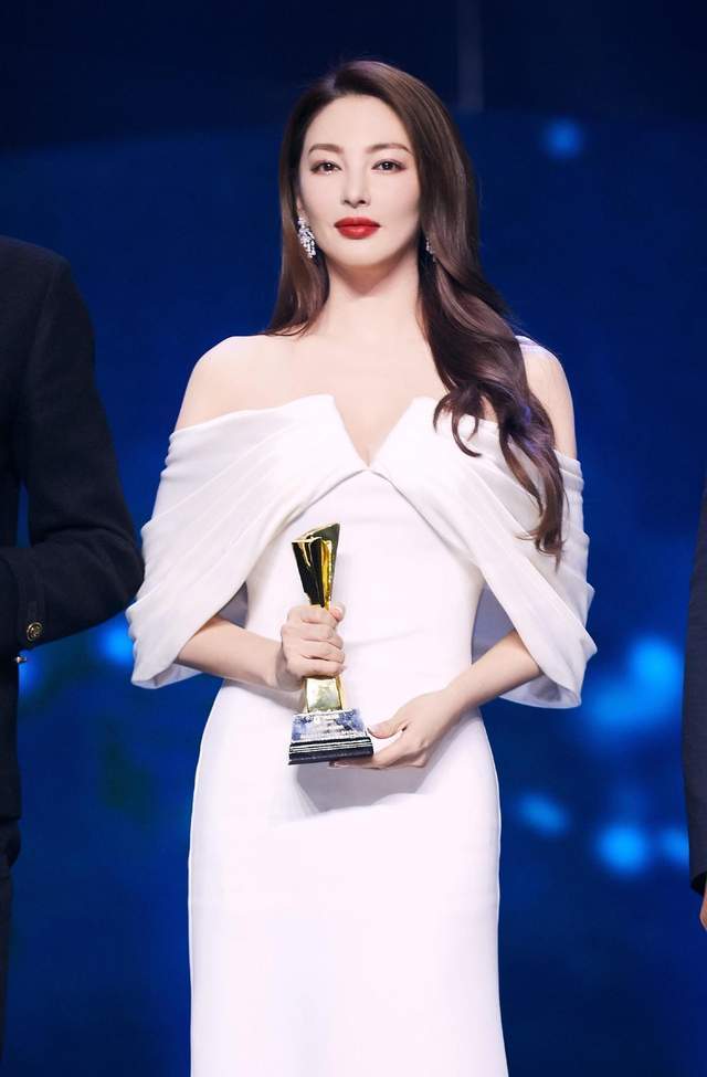 张雨绮|大骨架身材的张雨绮，一身粉裙穿出甜美娇小感，难怪男友独宠她