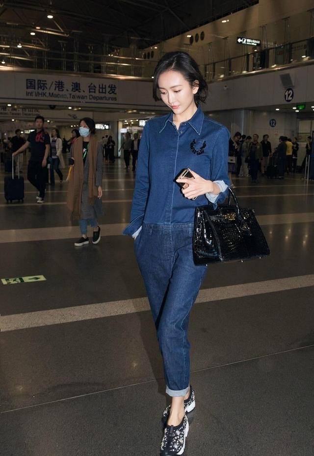 王鸥|王鸥身材好又会穿，身穿牛仔连体裤潇洒简约，少女娇俏太减龄