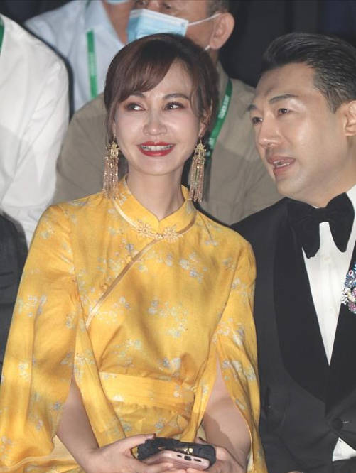 严重|杨雪出山现身时装周,生图曝光卡粉严重,脸颊肿胀与精修差别太大?