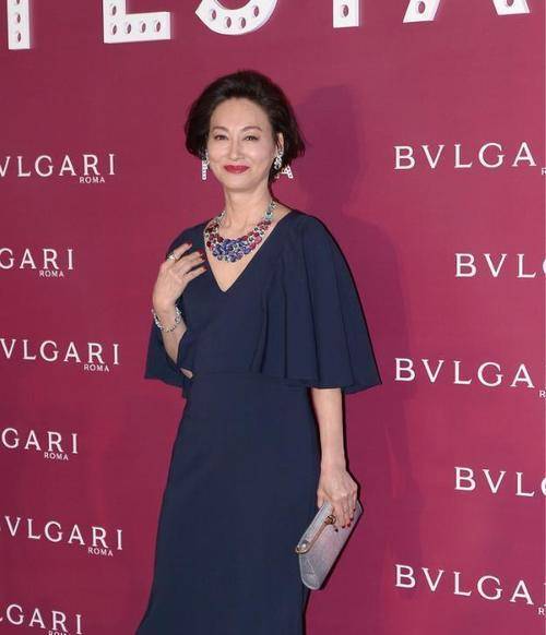 样式|惠英红美得不张扬，穿低调色礼服气质温婉，戴“大片”项链更吸睛