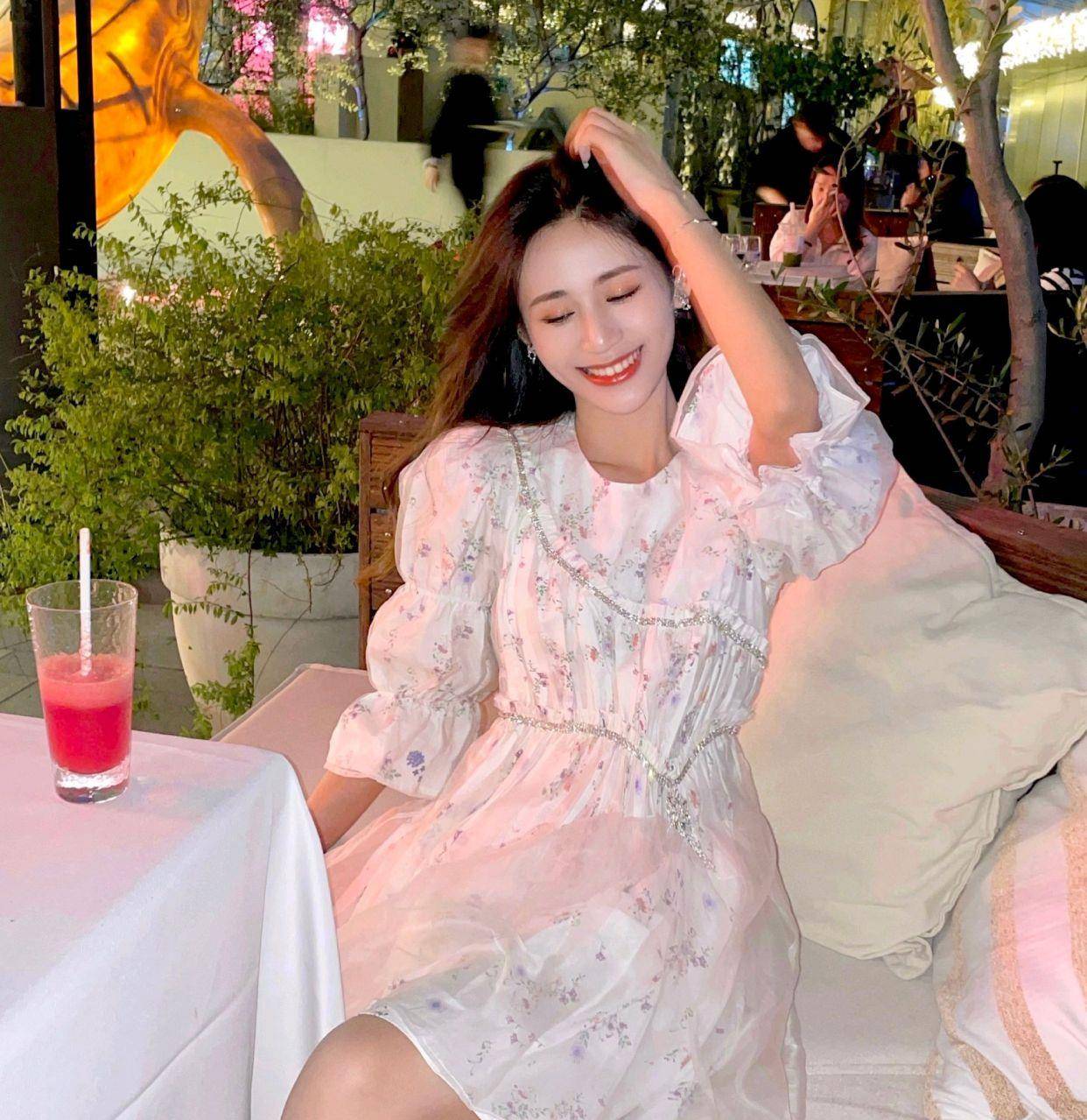 迪丽热巴|迪丽热巴穿大面积印花连衣裙真好看，活泼灵动艳而不俗，越看越美