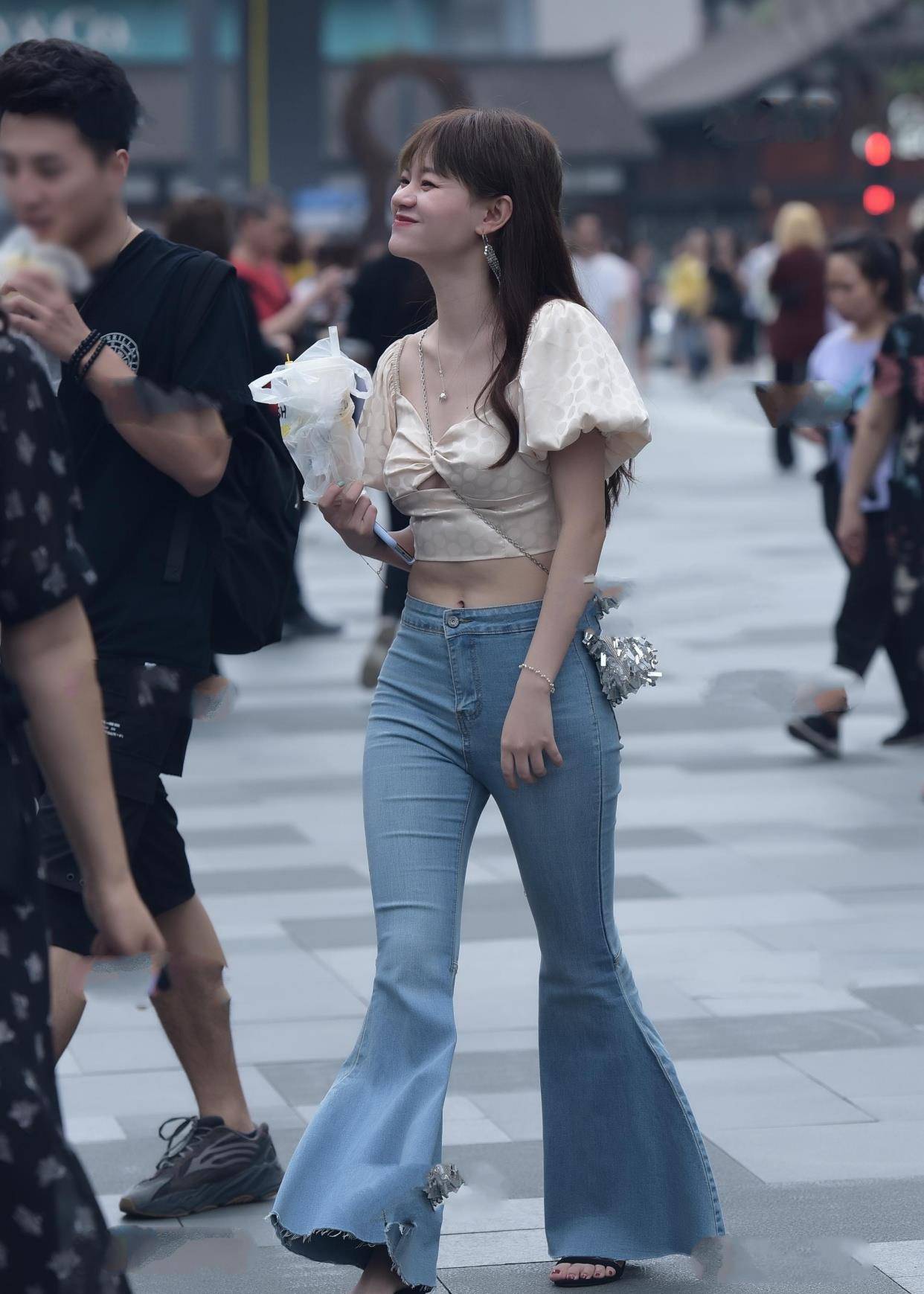 切换|穿着短裤能轻松切换各种时尚风格，给女性带来更强的美感