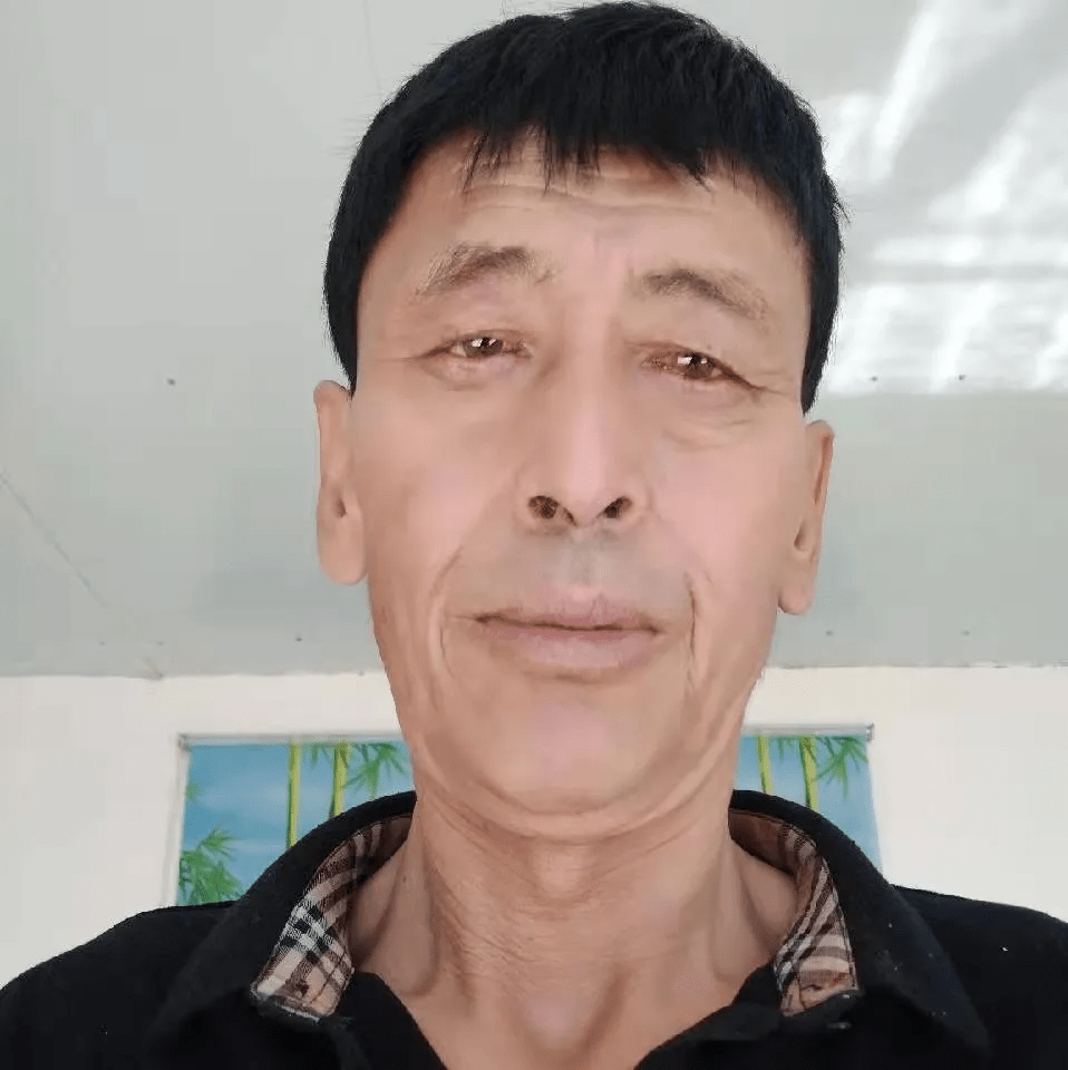 水流太急,把李柏春冲到了分流的一条小河道,李柏春稍稍恢复体力,再次