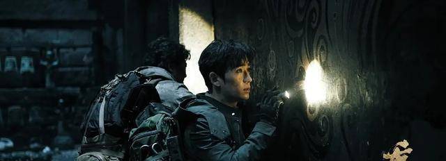 角色|太敬业！某知名男星拍戏狂摔臭水沟，连喝几口后心态乐观还点赞？