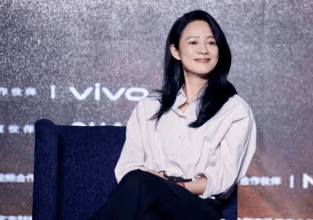 经典|28年前巩俐的“白衬衫＋小黑裤”太经典，周韵靠它也美得惊艳时光