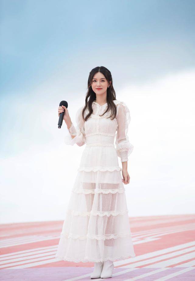 设计|32岁的文咏珊才是“人间绝色”，穿浅蓝色礼服惊艳众人，太给自己长脸了