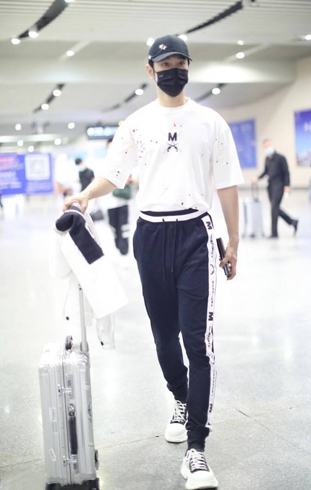 身材|44岁黄晓明不再“油腻”，运动裤造型青春潮流，这简直是搭配模板