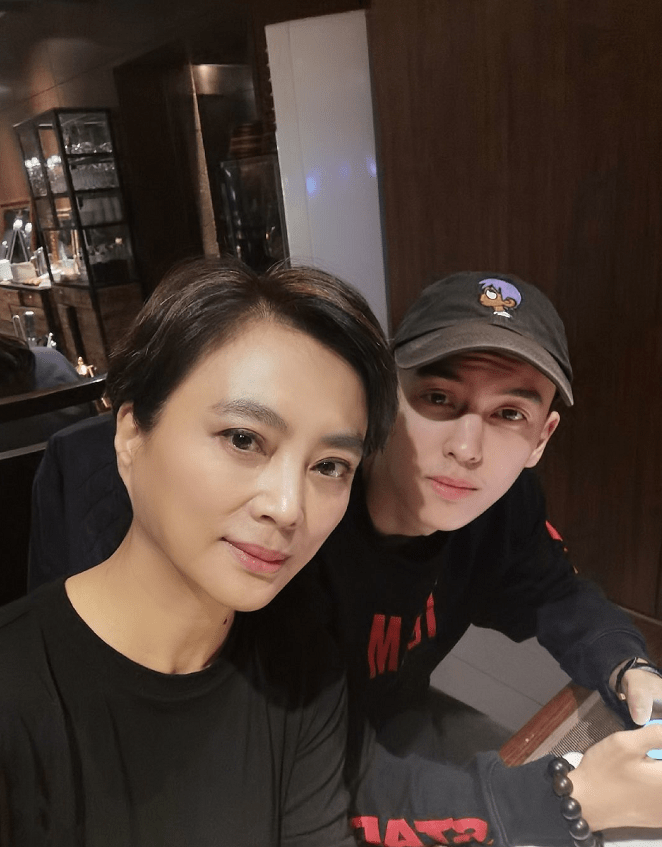 姐弟|李玲玉和儿子同框好像姐弟,活得潇洒率性的女人,多少岁都不显老