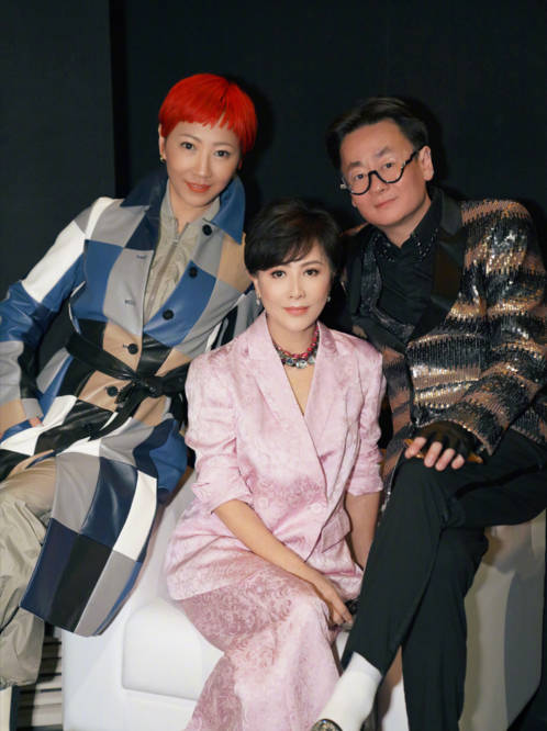 眼袋|吕燕品牌秀众星助阵,嘉玲胡兵同框童瑶眼袋抢镜,她穿50元国货!