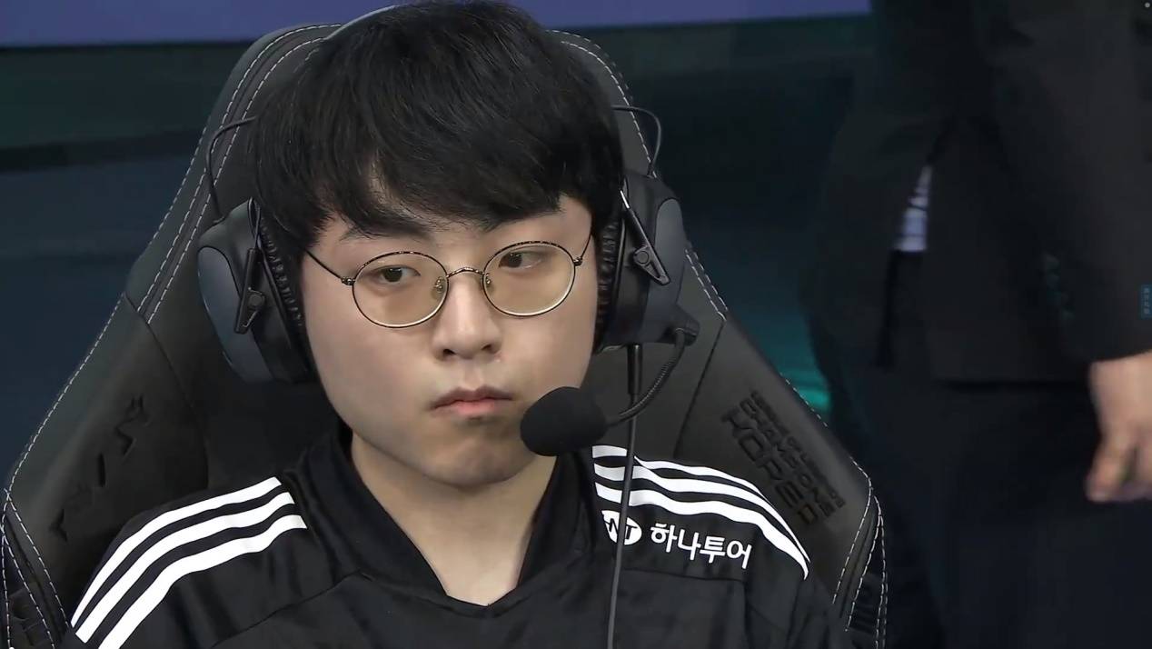 "faker两波大招送掉总冠军"!从2-0直接打到2-4,dk狂喜斩获三连冠