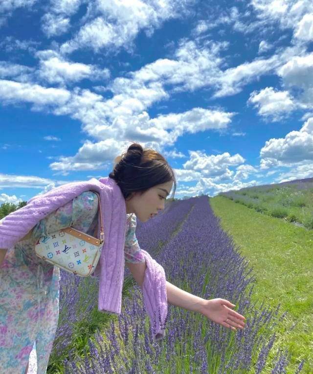发型|妈妈辈的鲨鱼夹C位出道！一招搞定初秋发型，洋气又时髦