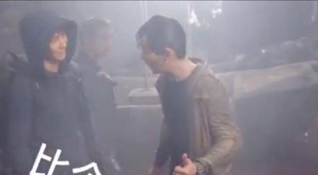 角色|太敬业！某知名男星拍戏狂摔臭水沟，连喝几口后心态乐观还点赞？