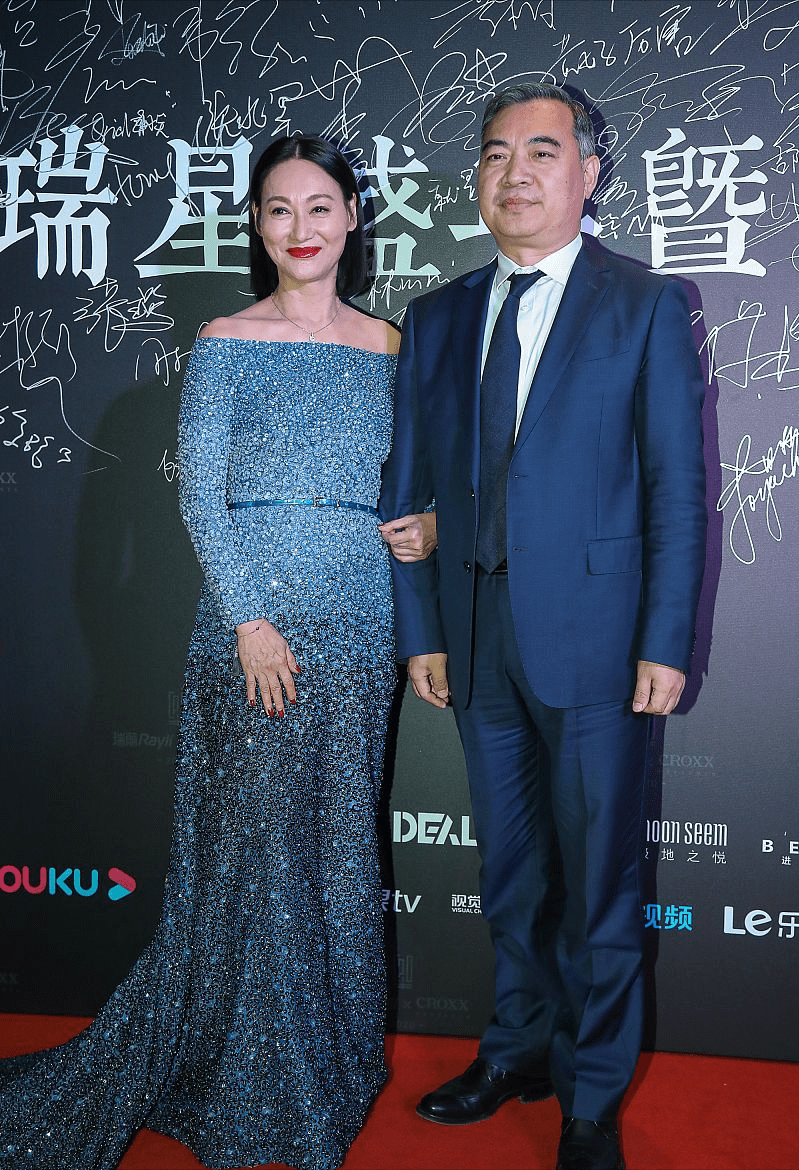 整体|惠英红才是隐藏的穿搭高手,蓝裙高贵优雅显身姿,看着就迷人