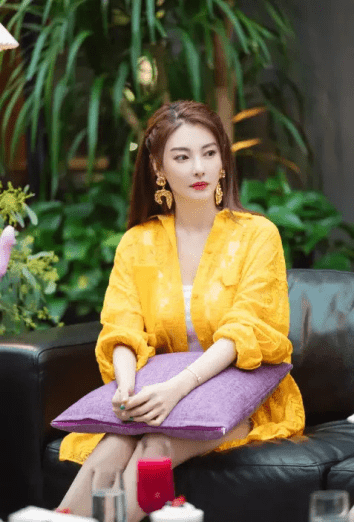 张雨绮|大骨架身材的张雨绮，一身粉裙穿出甜美娇小感，难怪男友独宠她