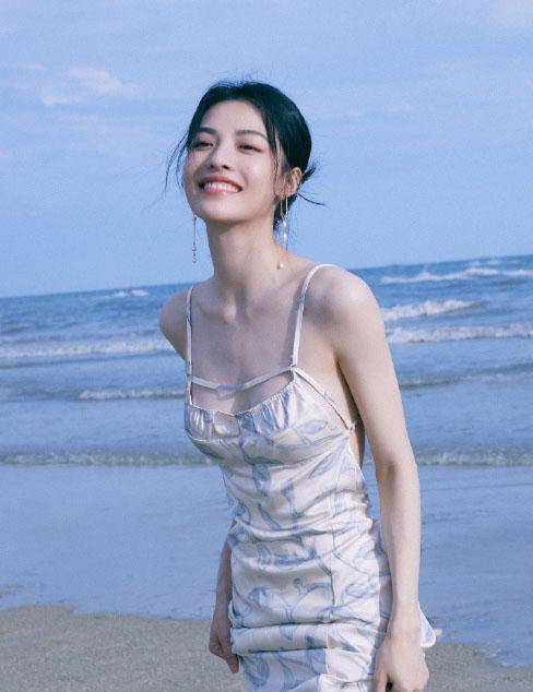 钟楚曦|钟楚曦打扮得真清凉,仗着身材好大胆挑战吊带裙,不走红毯也惊艳