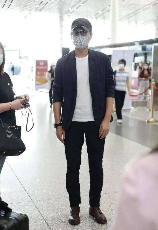 魅力|靳东打造经典造型，西装+白T一样很时髦，这样穿尽显型男气质